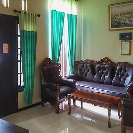 Baitussafar Ummi 1 Syariah Hotel Malang Exterior foto